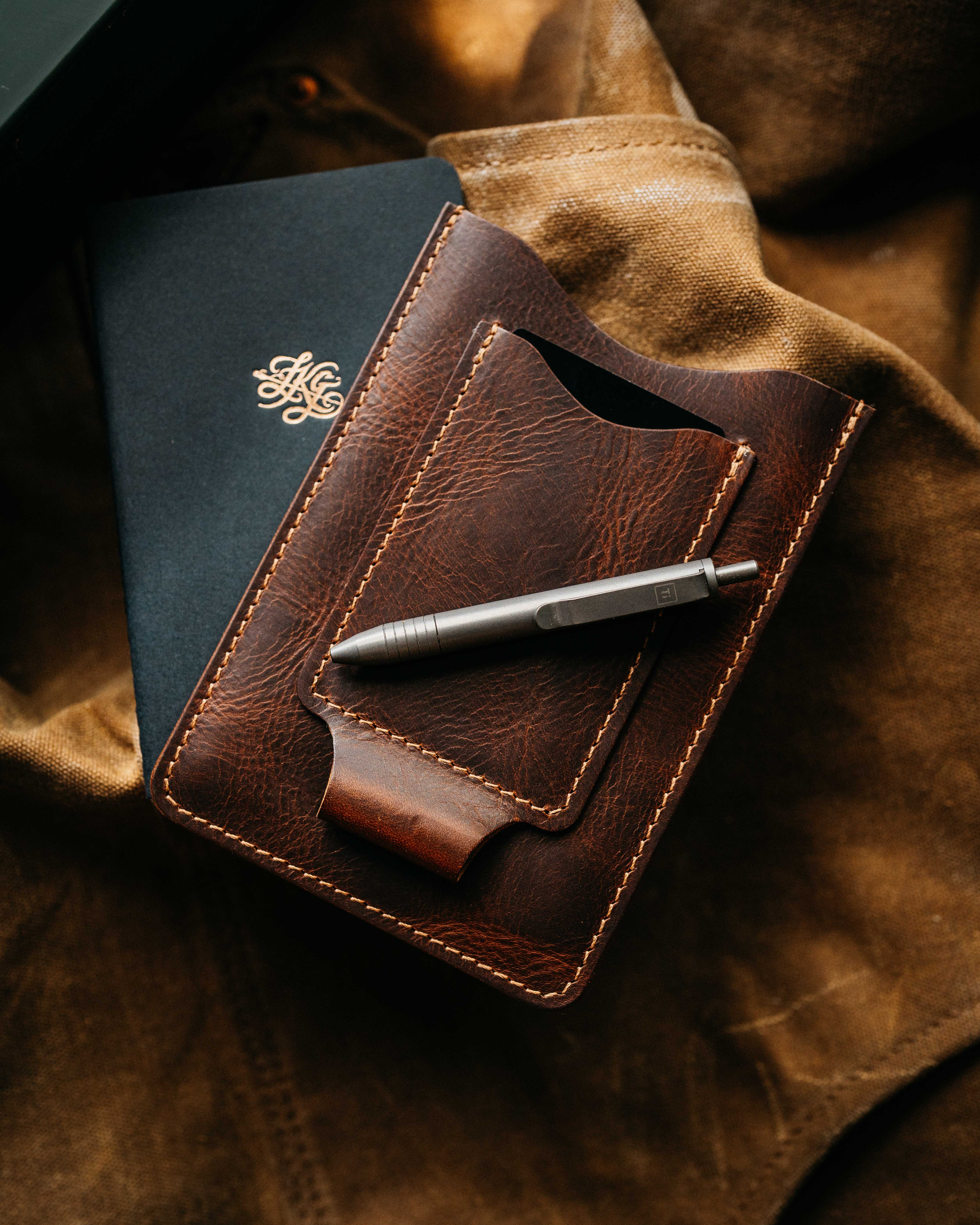 The Scribe Sleeve - Rugged Tan