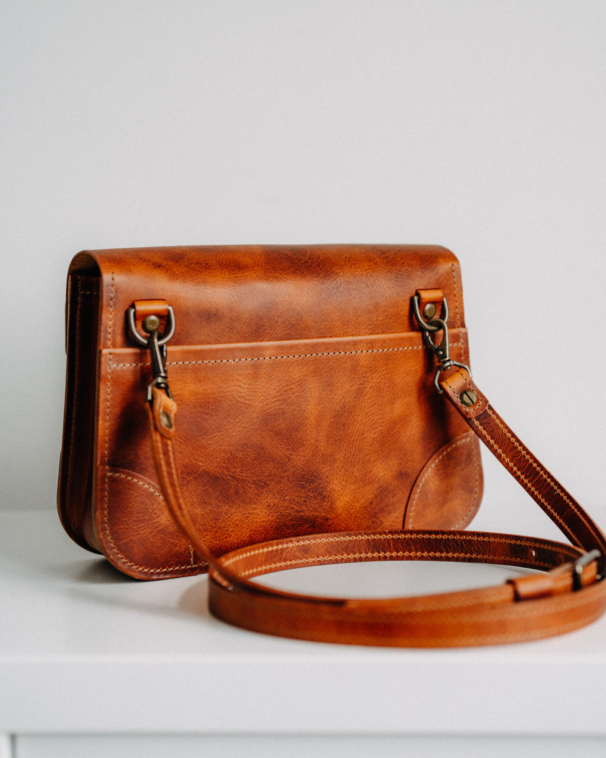 The Traveler Crossbody Bag - Olmo